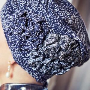 Turban Froncé Yama Christine Headwear : Bambou et Double Application Florale