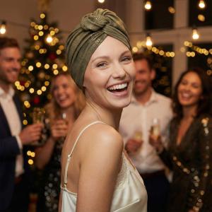 Turban Ella Kaki Poussière d'Or : Volume et éclat de fête - Autrement Belle