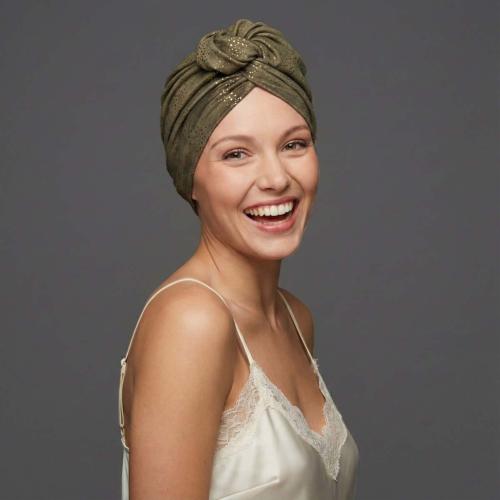 Turban Ella Kaki Poussière d'Or : Volume et éclat de fête - Autrement Belle