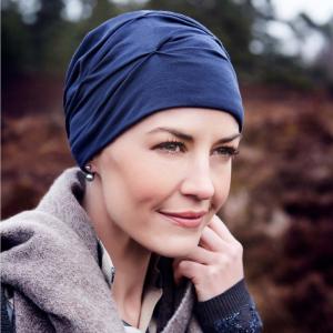 Turban chimio Confort Becca Christine Headwear : Drapé Asymétrique et Technologie 37.5®