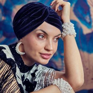 Turban chimio Boho Pearl Christine Headwear : Drapé Croisé et Reflets Chatoyants